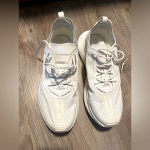 In very good condition APL Women’s Streamline in  Ivory size 9